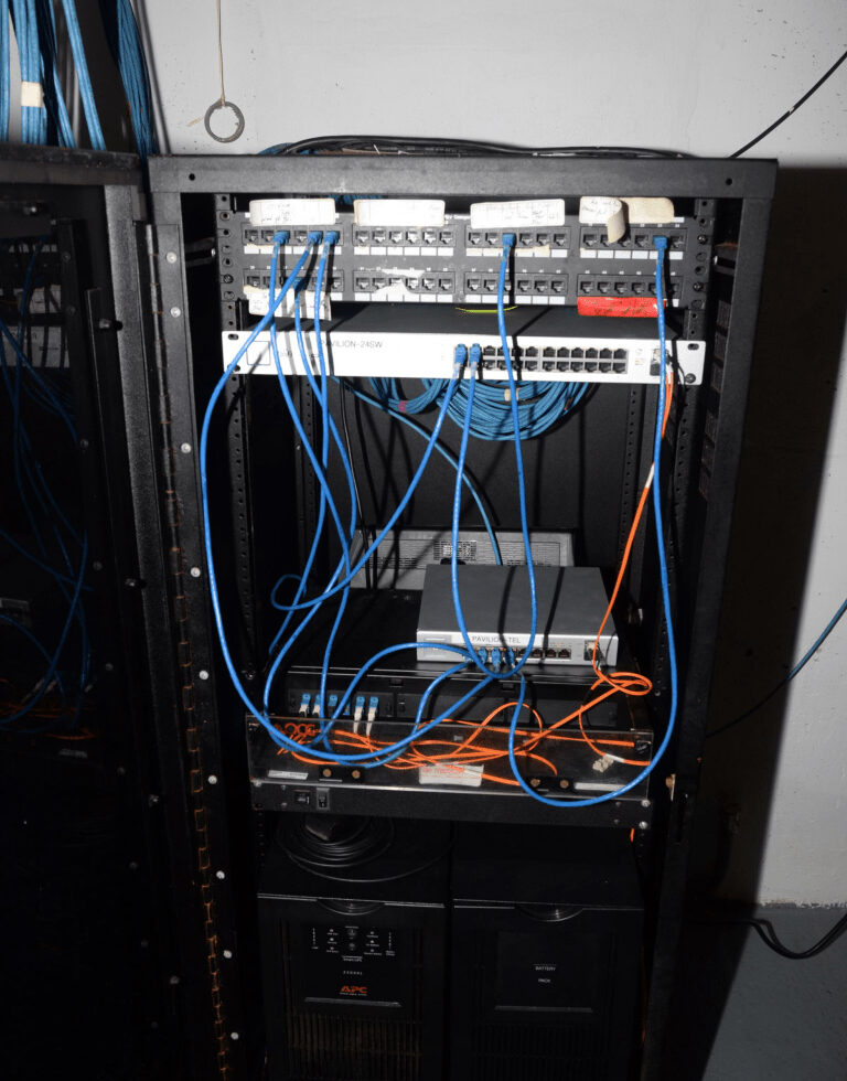 Server-Rack mit Netzwerkkabeln in einem Rechenzentrum