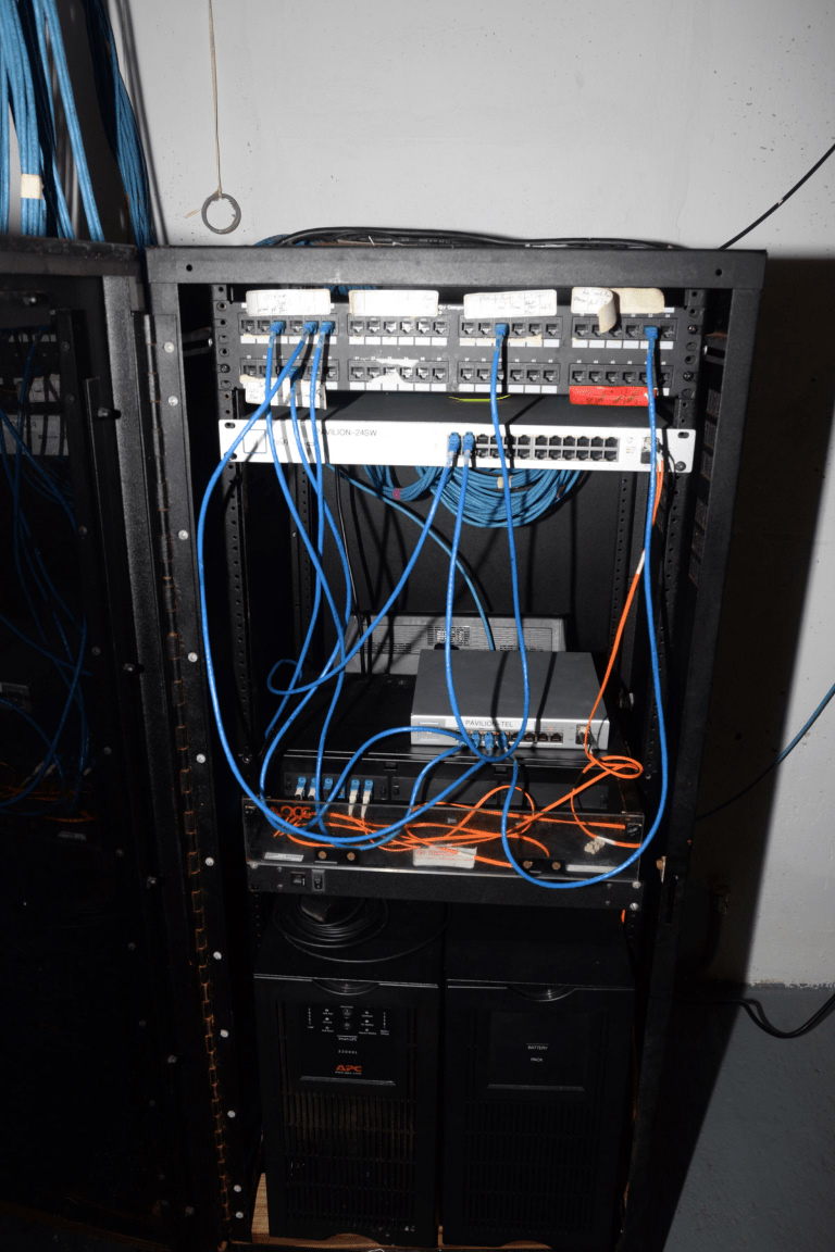 Server-Rack mit Netzwerkkabeln in einem Rechenzentrum